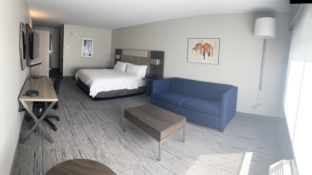 Holiday Inn Express & Suites Muskegon Grand Haven an IHG Hotel - photo 3