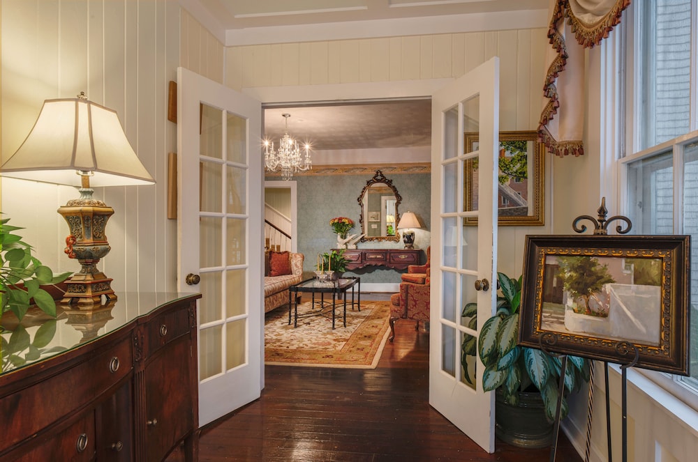 The Kenwood Inn - photo 2