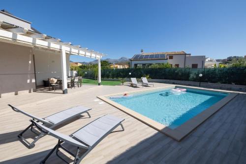 Villa Giada Private pool — 4-Star Luxury Hotel in Campofelice Di Roccella, Italy