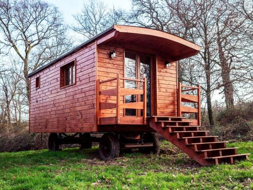 Évasion romantique en roulotte autonome avec confort moderne en pleine nature FR 1 591 552 — hotel in Ardentes