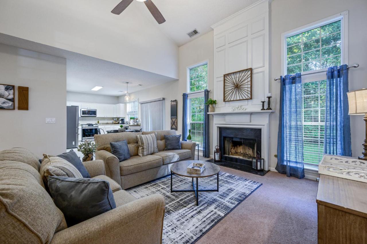 Enjoy This Amazing Home With Porch & Grill Near DT — 4-Star Luxury Hotel in Woodstock, United States