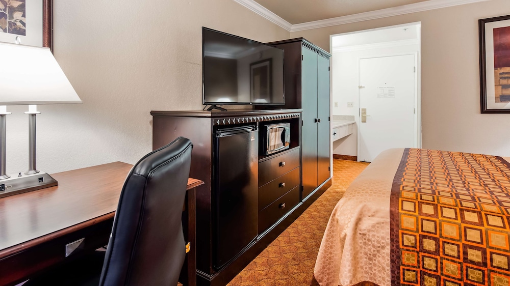 Lompoc Valley Inn and Suites - photo 9