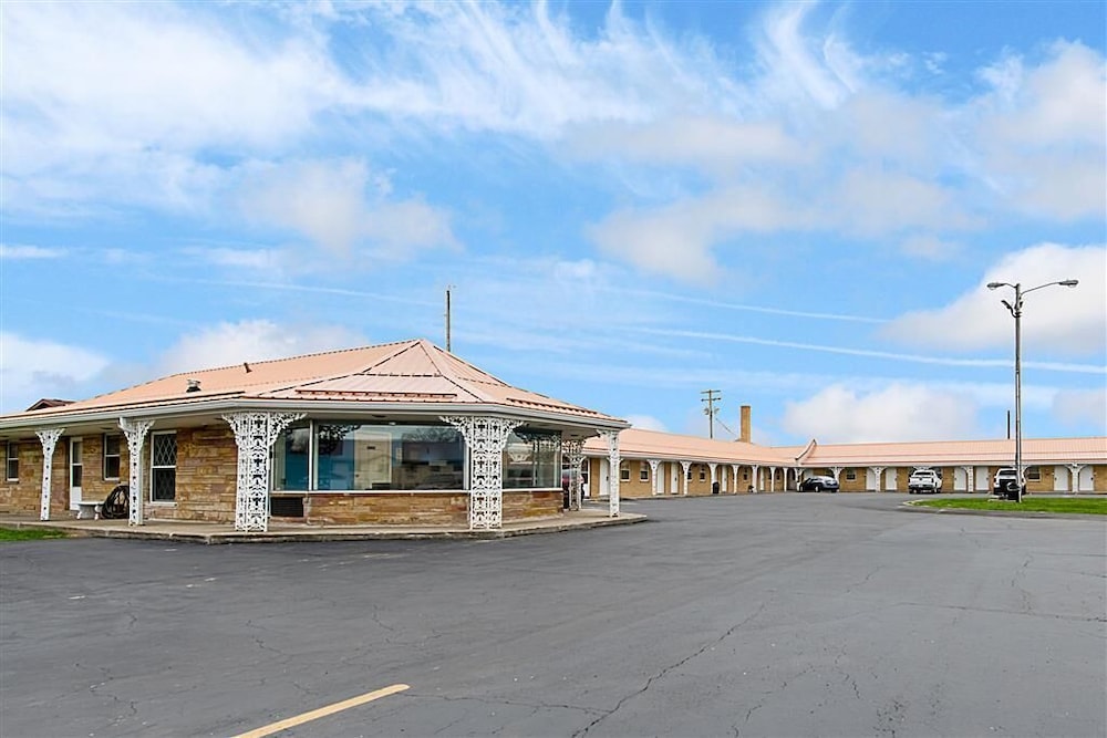 Highway Inn in Paris, United States