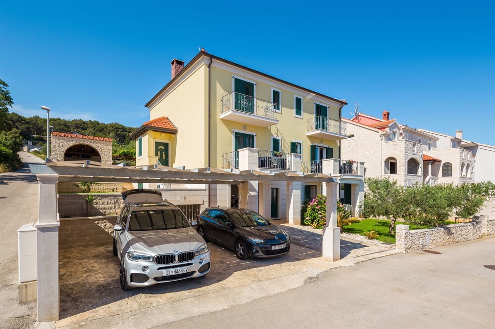 Edo Barbecue A2 Mali in Supetar, Croatia