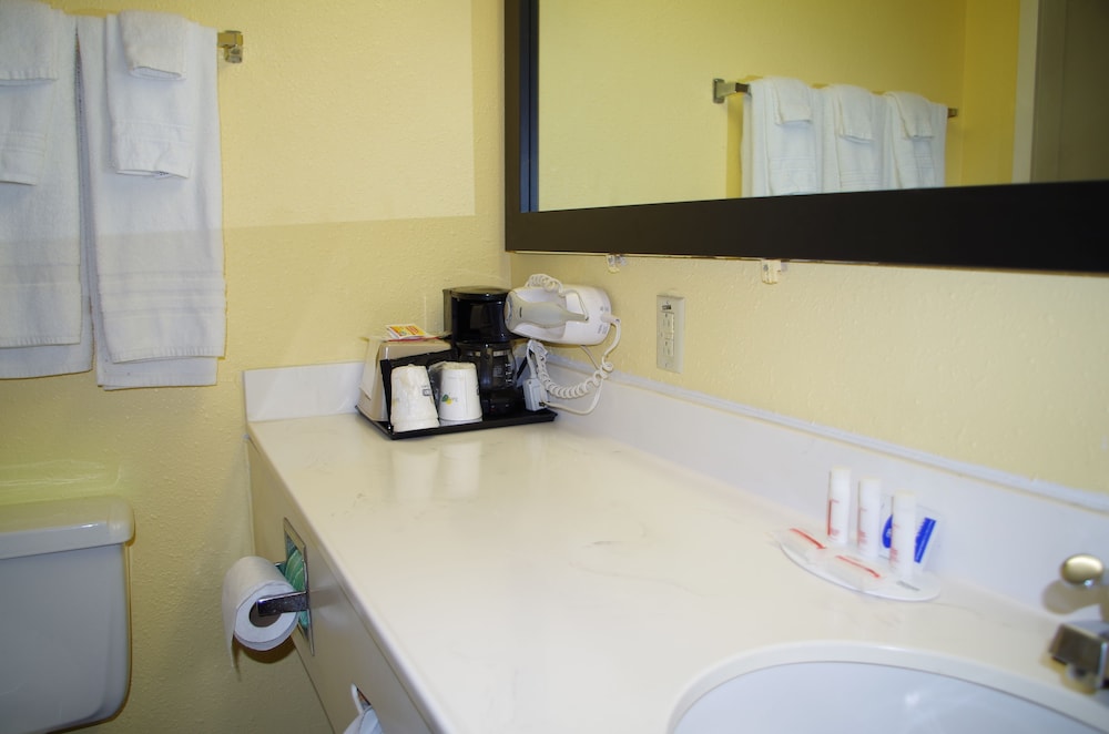 Days Hotel & Conference Center by Wyndham Danville - photo 10