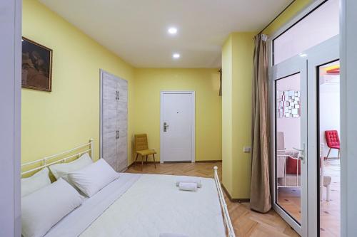 Unique 3 Apt Combo for 6 Guests by Wehost