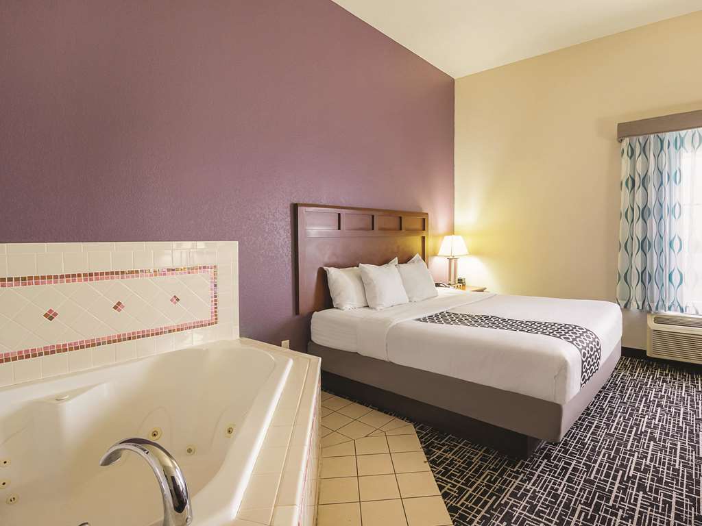 La Quinta Inn & Suites by Wyndham Bowling Green - photo 30