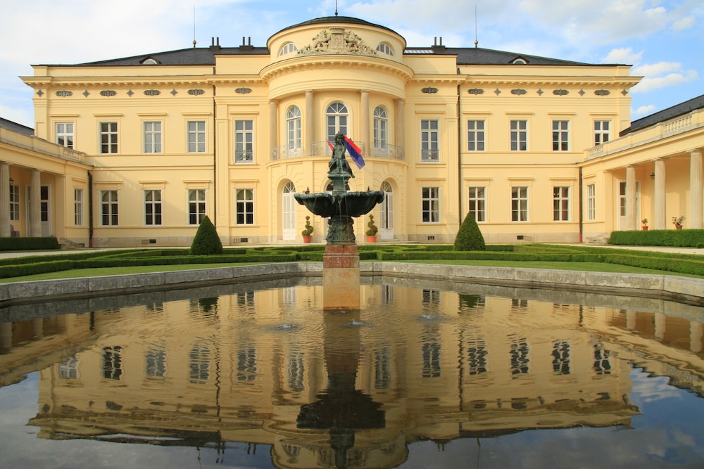 Károlyi Kastély Hotel & Restaurant — hotel in Fehervarcsurgo