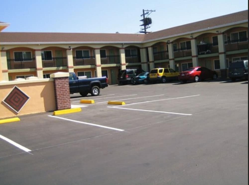 America's Deluxe Inn - photo 36