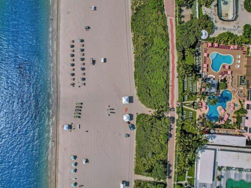 Cozy Ocean View Condo Beach Service 610 — 4-Star Luxury Hotel in Miami Beach, United States