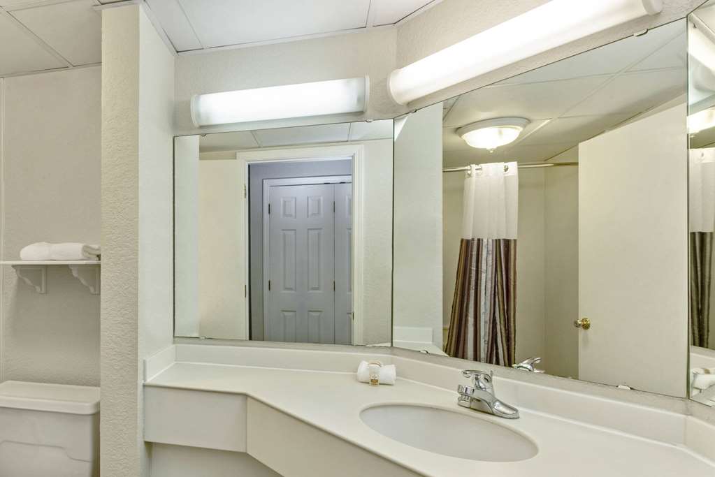 La Quinta Inn & Suites by Wyndham New Orleans Airport - photo 13