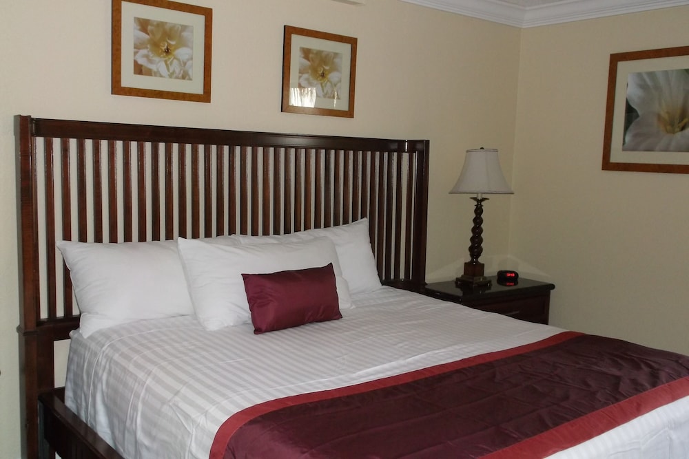 Days Inn & Suites by Wyndham Lake Okeechobee - photo 9