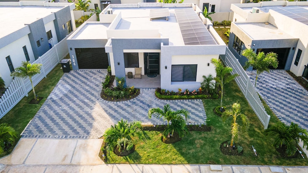 Sun soaked Paradisiac Escape 3BR Private Beach Pool in Unknown City, Jamaica