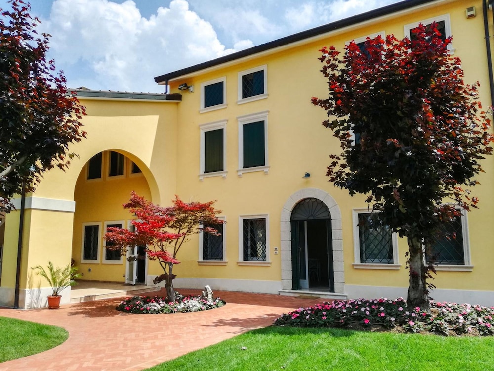 Villa Montenero — 4-Star Luxury Hotel in Castelnuovo Del Garda, Italy