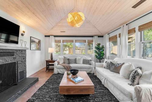 Upscale Uptown retreat home with HotTub and Views — 4-Star Luxury Hotel in Sedona, United States