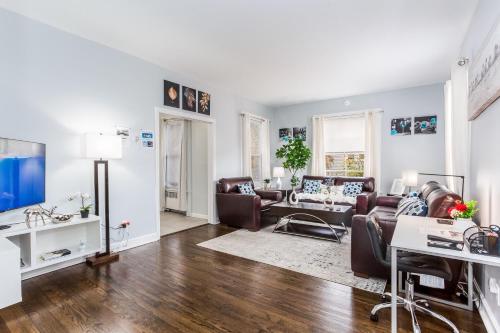 2 Bedroom Apartment Near Bristol Center — 4-Star Luxury Hotel in Bristol, United States