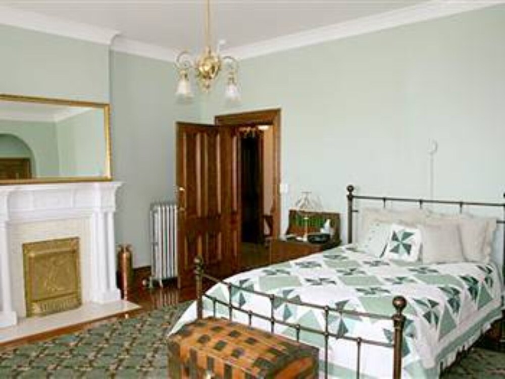 The Carriage House Inn Bed & Breakfast - photo 10