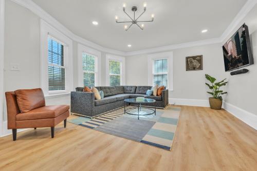 Spacious 3BR 2BA Home with Private Yard — 4-Star Luxury Hotel in Atlanta, United States