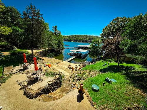 Lakefront Cabin 4BD3BADockHottubFirepitKayaks — 4-Star Luxury Hotel in Camdenton, United States