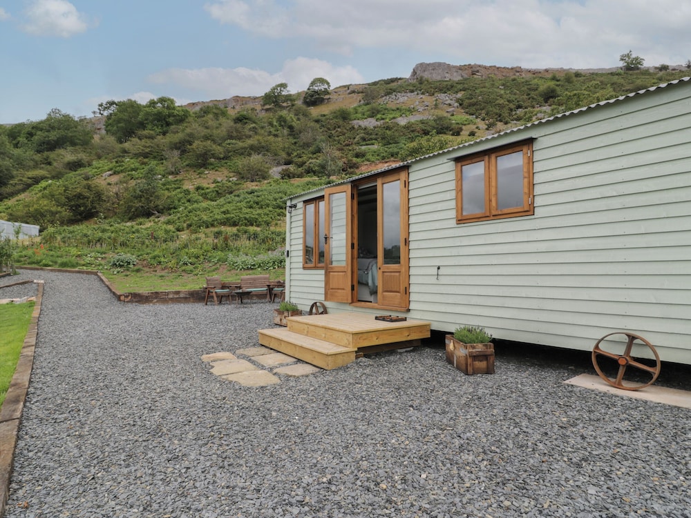 Tan Y Castell Shepherds Hut in Llangollen, United Kingdom