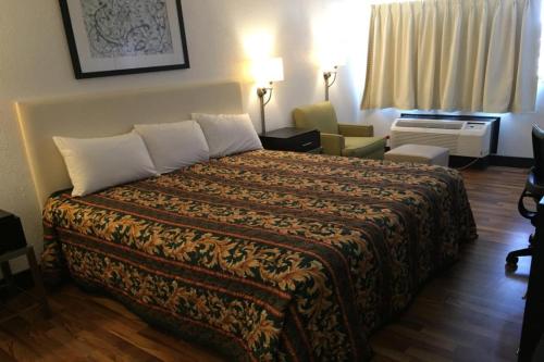 Economy Inn of Holland - photo 18