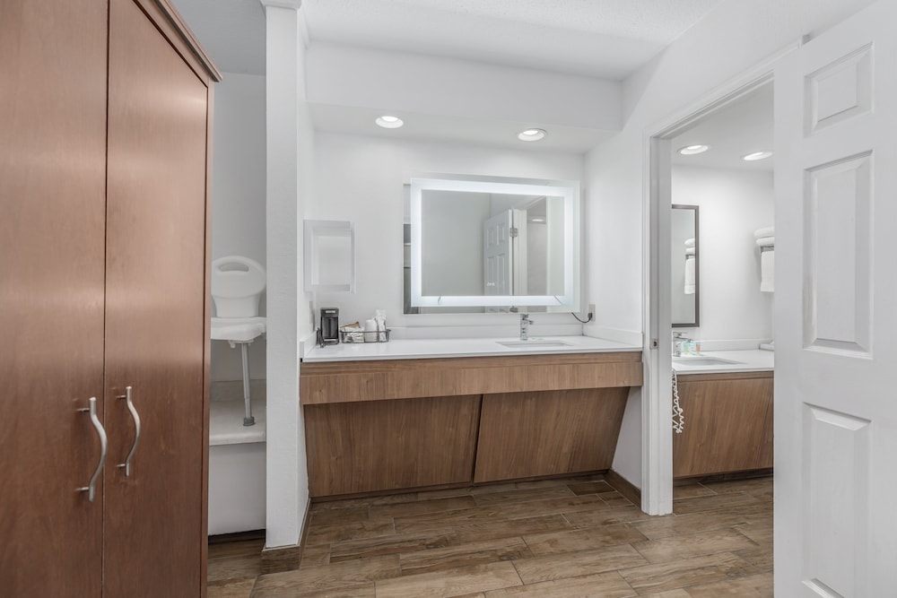 Crossroads Inn & Suites - photo 50
