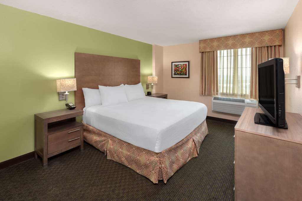 La Quinta Inn & Suites by Wyndham San Antonio Medical Ctr NW - photo 13
