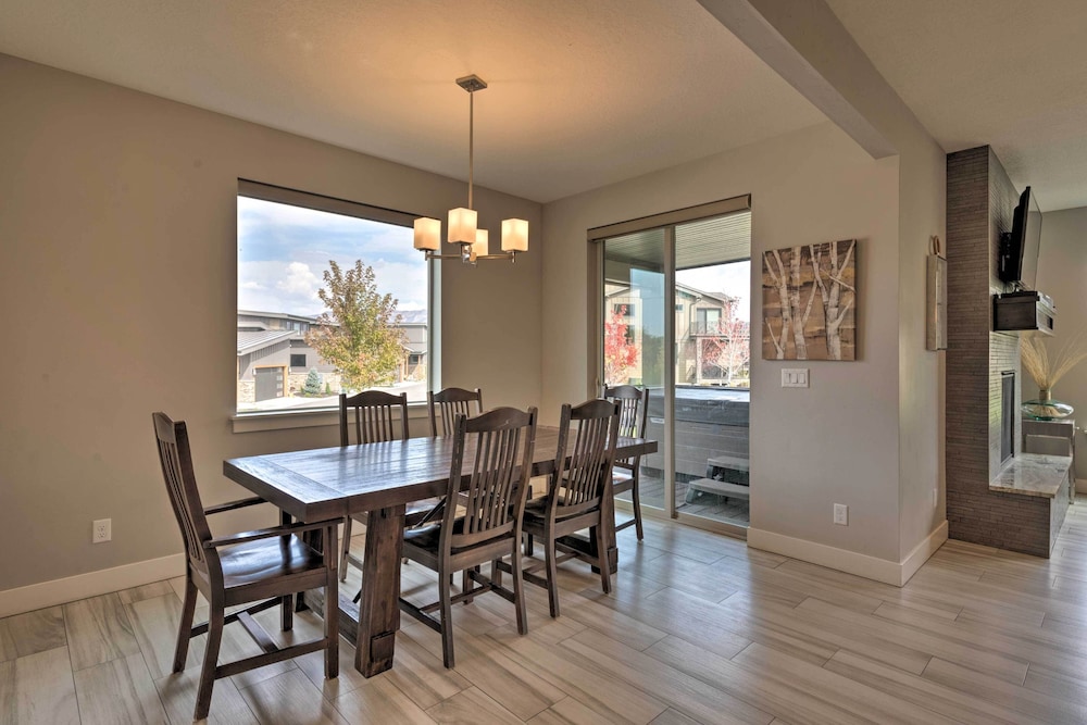Modern Huntsville Resort Retreat with Deck And Hot Tub - photo 22