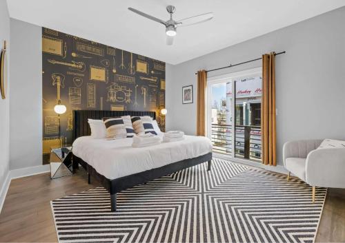 5 mins to DT Gameroom Balcony Sleeps 10 Karaoke in Nashville, United States