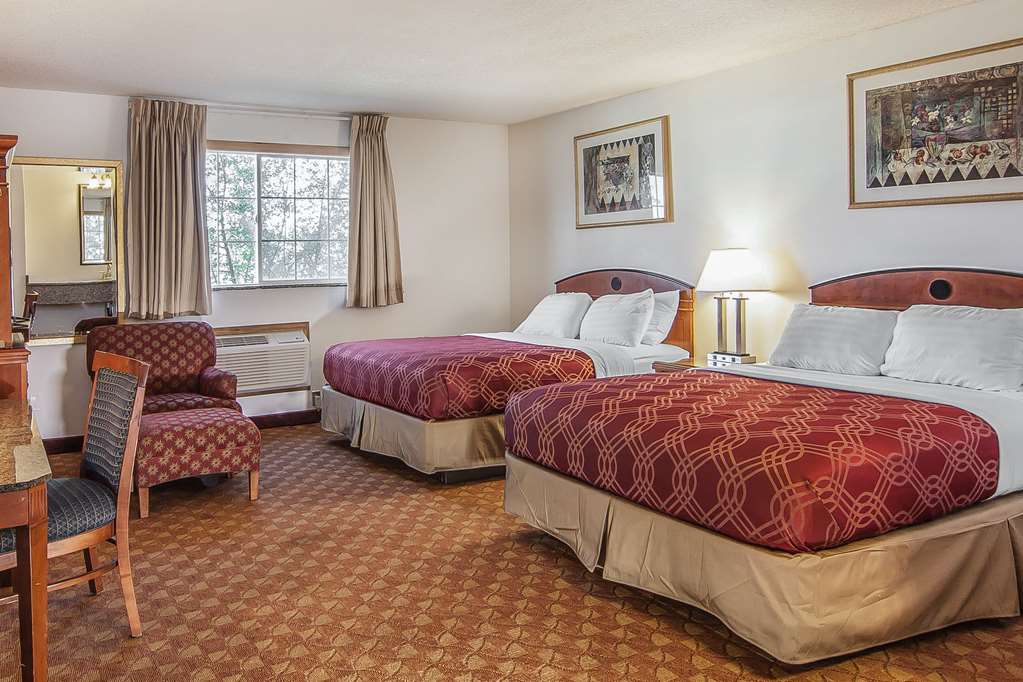 Econo Lodge Inn & Suites Madras - photo 11