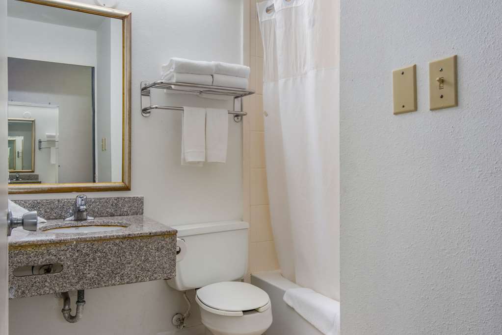 Econo Lodge Inn & Suites Chambersburg Central - photo 14