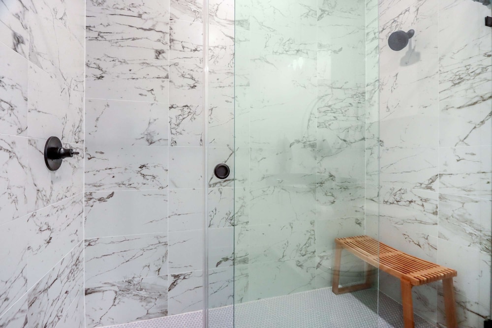 Luxury Resort style Living Centrally Located - photo 12