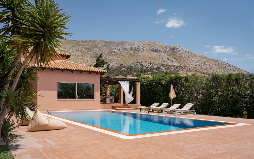 Calm Retreat Villa Lagonisi — 4-Star Luxury Hotel in Kalyvia Thorikou, Greece