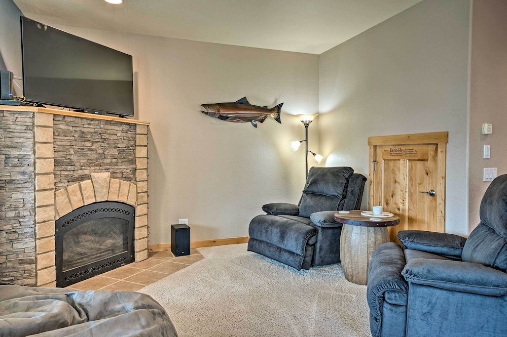 Gold Beach Townhome with Ocean Views and Sunroom — 4-Star Luxury Hotel in Gold Beach, United States