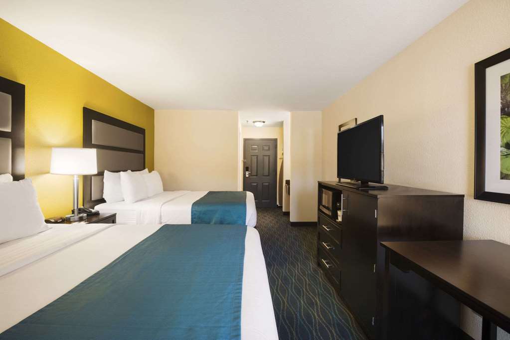 Days Inn & Suites by Wyndham Commerce - photo 12