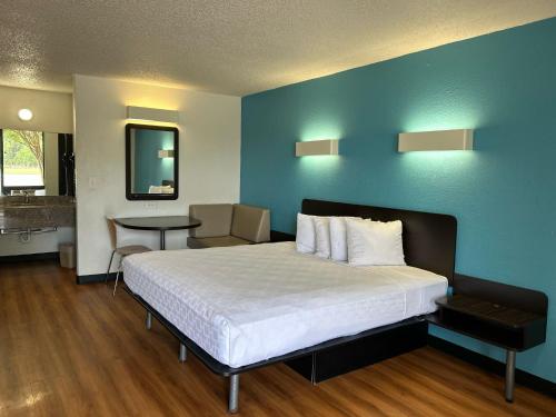 Sky Palace Inn & Suites by Jasper Beeville — hotel in Beeville