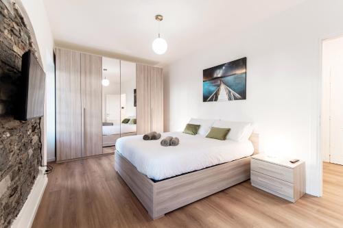 Sunflower Apartment The House Of Travelers — 4-Star Luxury Hotel in Como, Italy