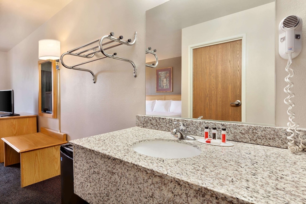 Travelodge by Wyndham Yermo - photo 11