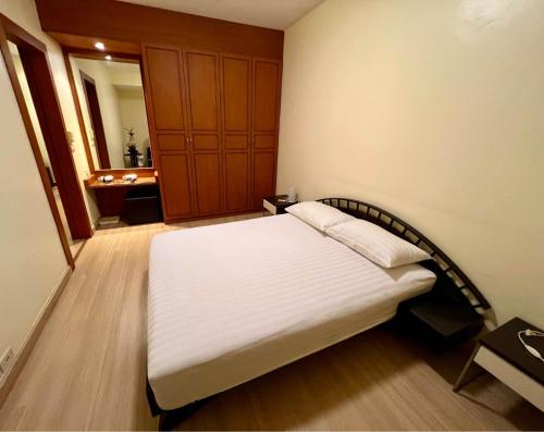 Riverside room with best view in heart of BKK