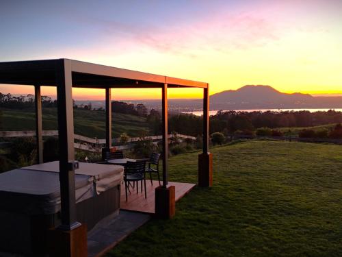 Lake Taupō Luxury Home plus Hideaway Apartment — 4-Star Luxury Hotel in Taupo, New Zealand