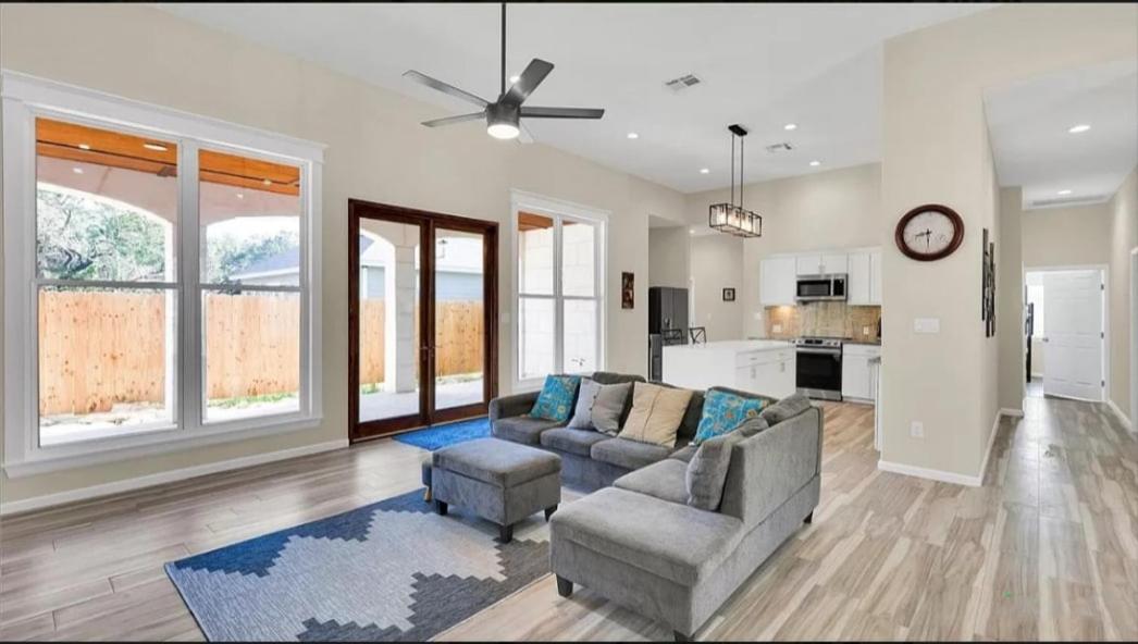 Cheerful Lakeside Retreat Just Minutes To the Lake in Canyon Lake, United States