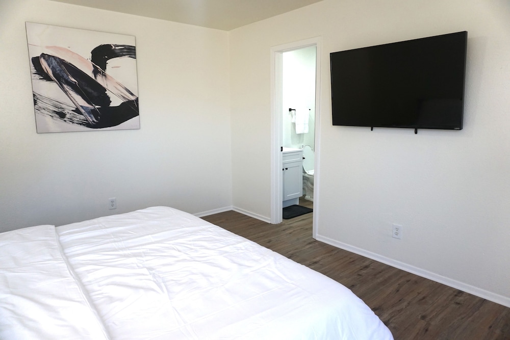 Newly Updated Cozy Home — 4-Star Luxury Hotel in Garland, United States