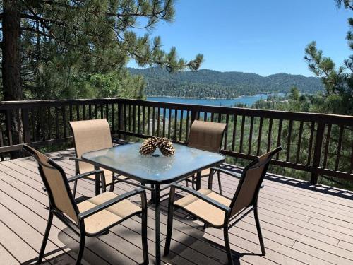 Outrageous Lake View Villa pets ok — 4-Star Luxury Hotel in Lake Arrowhead, United States