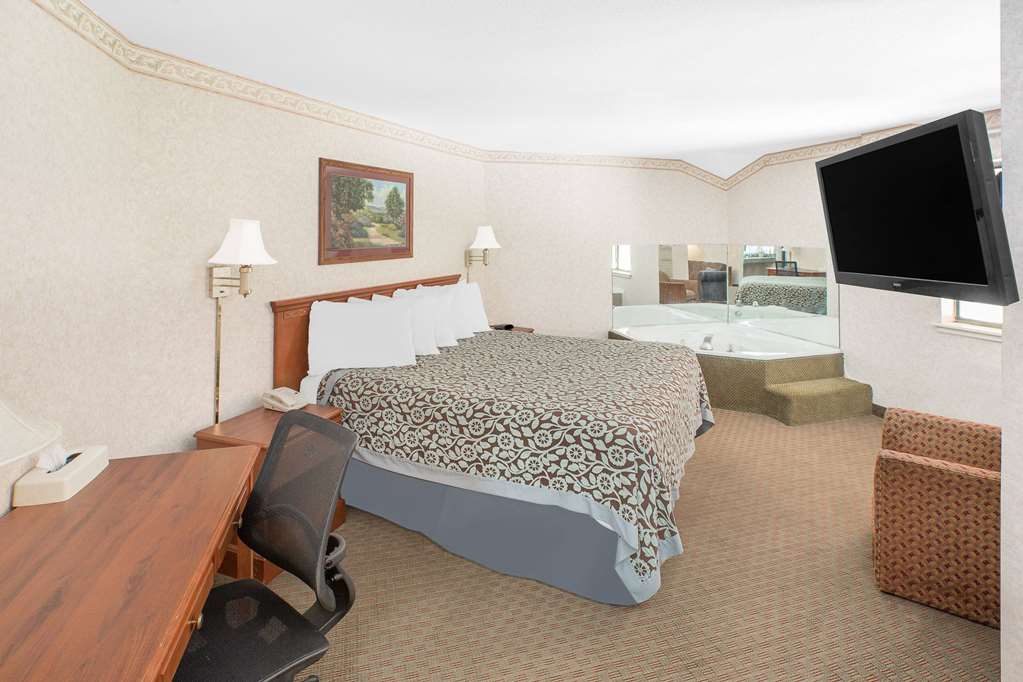 Days Inn & Suites by Wyndham Brinkley - photo 12