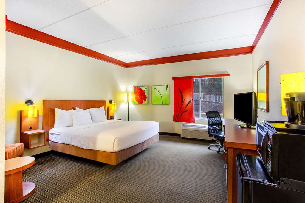 La Quinta Inn & Suites by Wyndham Raleigh Crabtree - photo 16