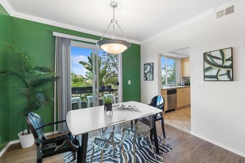 Beverly Hills Glamour Oasis 2 BR Apt with Parking 304 — 4-Star Luxury Hotel in Los Angeles, United States