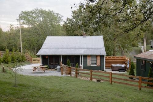 Leipers Fork Village Bungalow with Hot Tub & Firepit — 4-Star Luxury Hotel in Franklin, United States