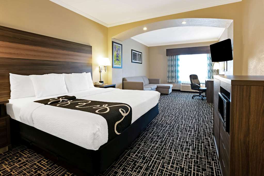 La Quinta Inn & Suites by Wyndham Garland Harbor Point - photo 51