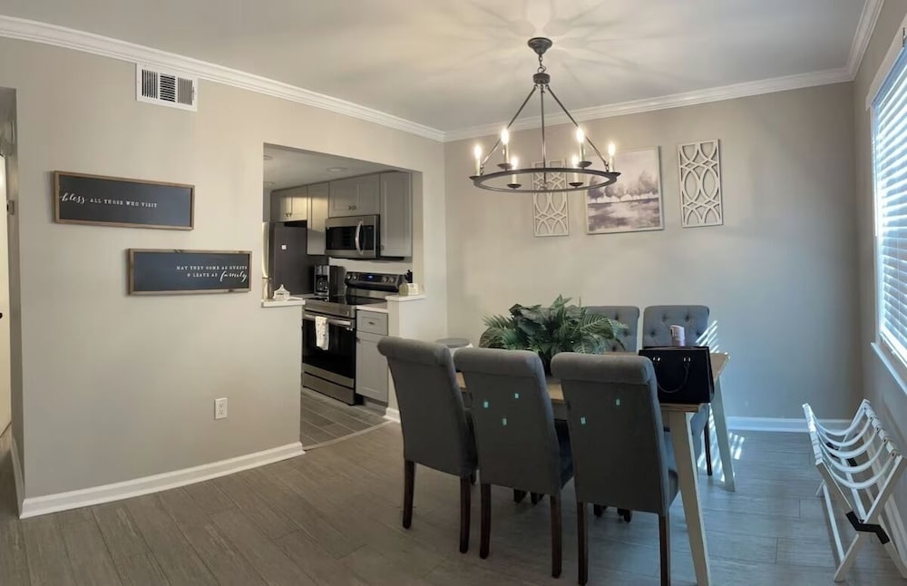 Bright 2BR Townhome Pool & Beach Minutes Away — hotel near Hilton Head Airport