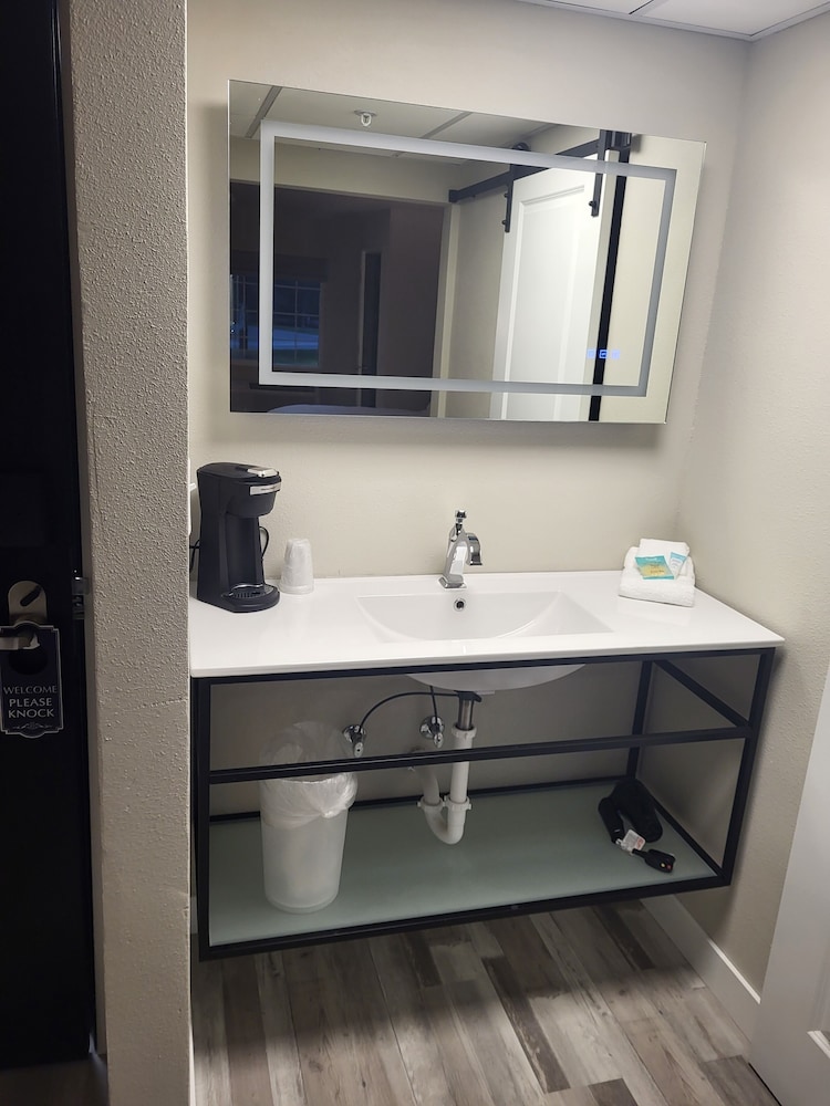 Red Fox Inn and Suites - photo 11